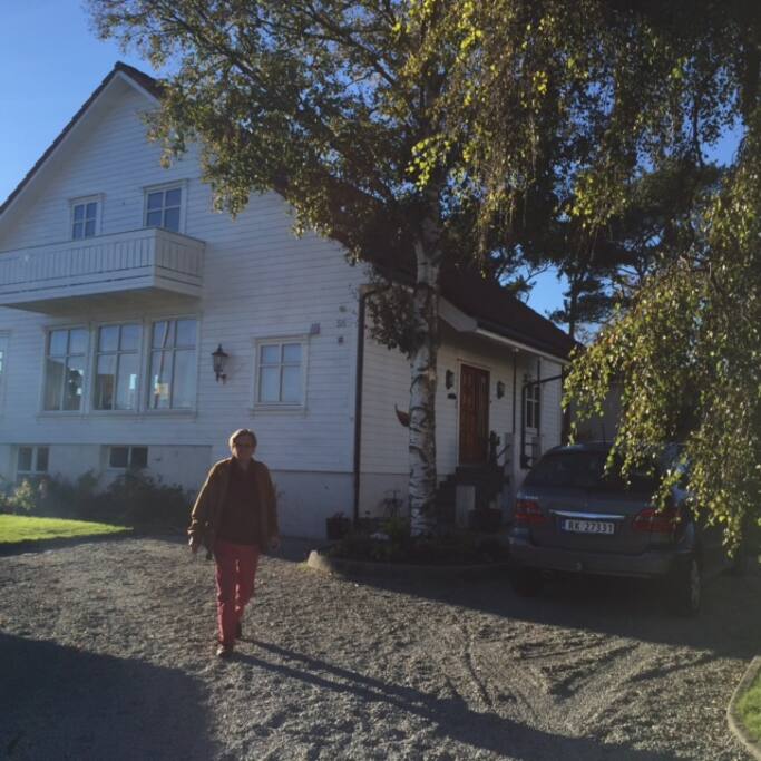 Jan´s and Susan´s house at Vaulen; street view and plenty of parking in the yard for guests