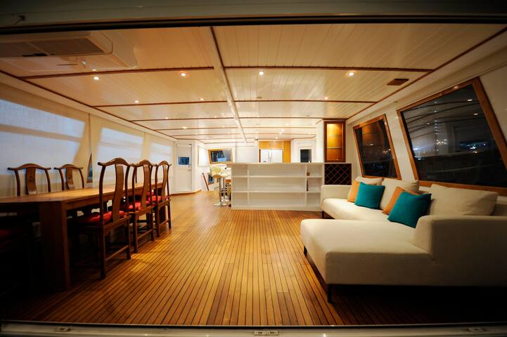 Spacious Houseboat – Whole Boat – Near Soho East gallery image 3