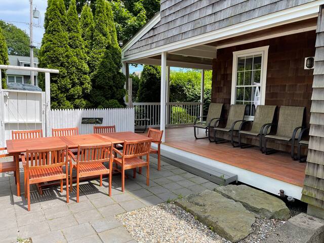 Newport/Middletown Beach House .3 mi to 1st beach! gallery image 4