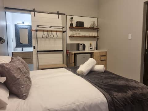 Fáilte-Stylish 1 bedroom studio-off street parking
