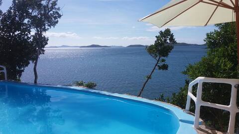 Waterfront luxury villa near white sand islands