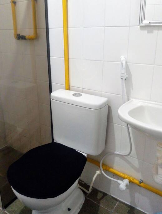 banheiro compartilhado- chuveiro elétrico