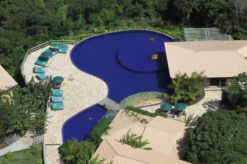 Vista Aérea da piscina e restaurante na área comum do resort