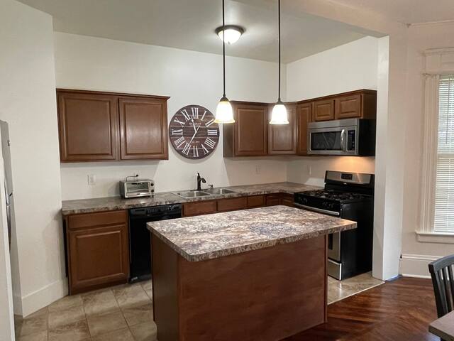 Updated 2 bedroom with on site covered parking! gallery image 2