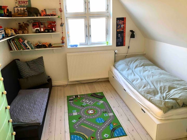 В детската стая на горния етаж има удобно единично легло. Но лесно можете да поберете мадрас на пода.