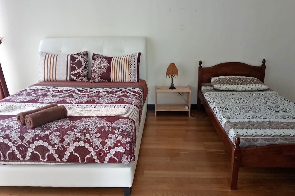 Master Bedroom
(Paris) = 3 Pax
1 Queen Size Bed
1 Single Size Bed
Private Bathroom with Bath Tub
