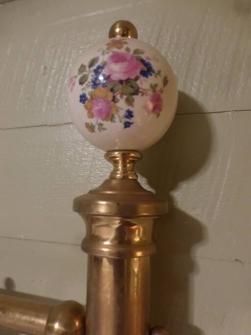 Lovely detail on the bed post