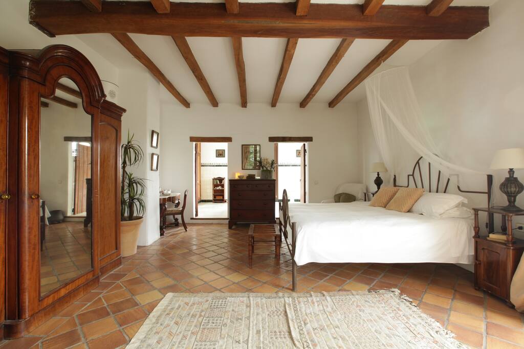 Rm.1 : king-sized bed