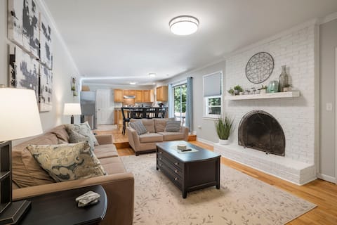 Stunning Modern Home w/ Firepit~ Close to Downtown