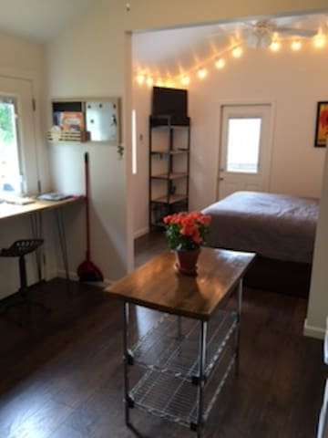 Cute Studio-House just outside of Downtown!