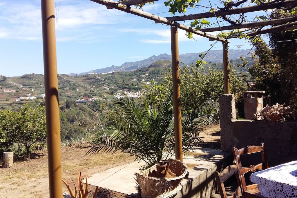 La casa está rodeada de vistas impresionantes a las montañas