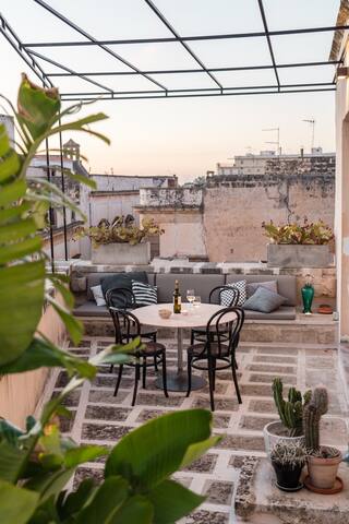 Elegant Palazzo from 1723 w/ Rooftop & Dip Pool! gallery image 5