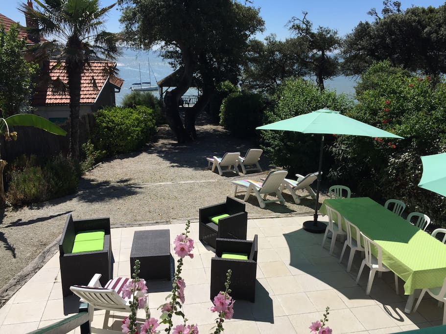 Terrasse et jardin sur la mer