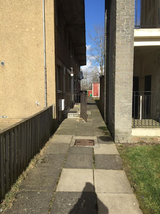 side walk into entrance