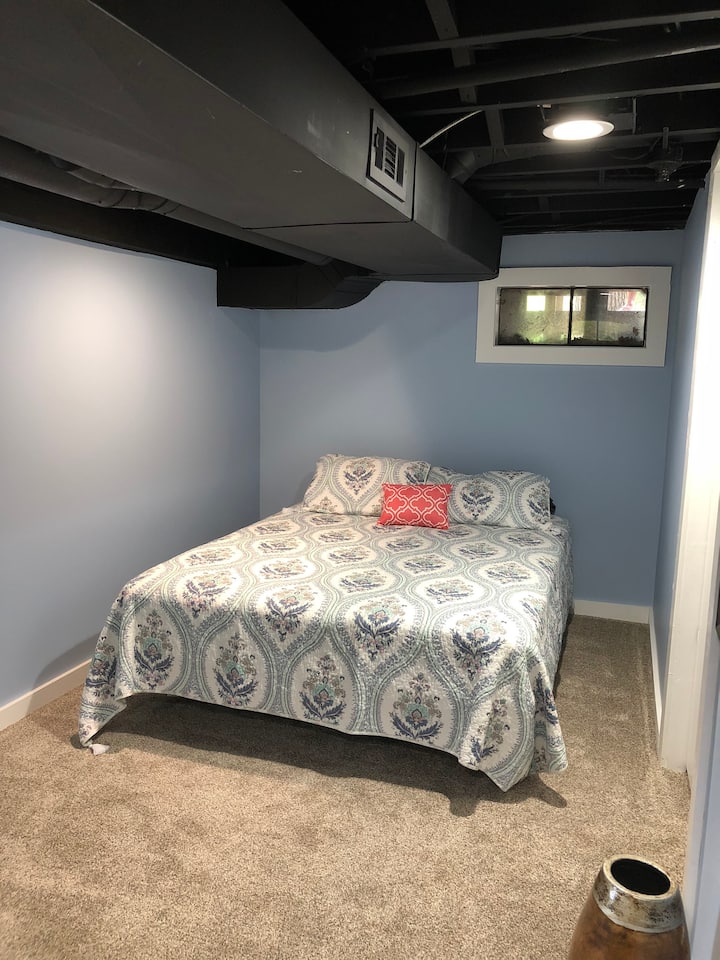 Простор во заеднички стил на спална соба 3 со 2 брачни кревета 