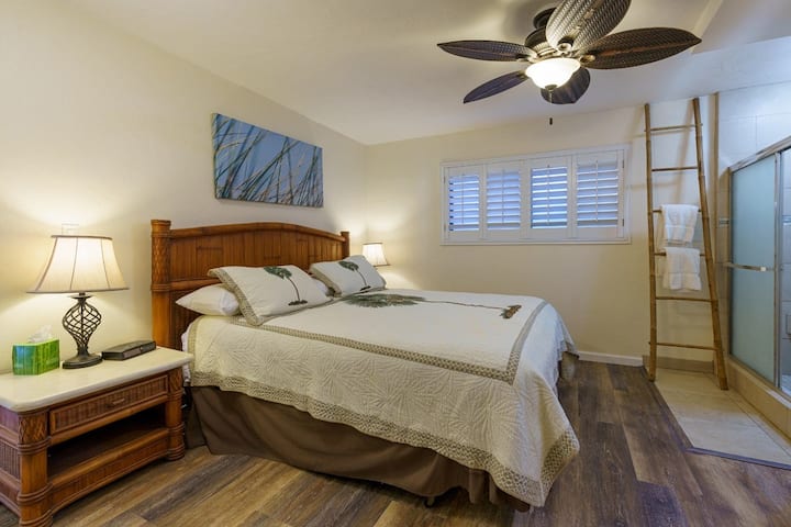 غرفة نوم رئيسية (حمام داخلي) بسرير كبير