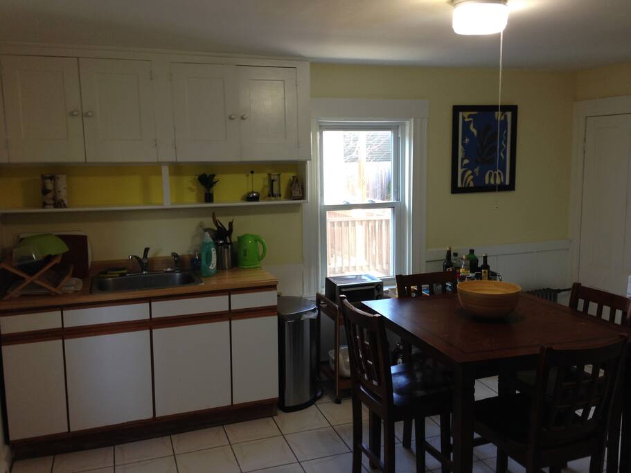 Clean and crisp: Simple kitchen with all your cooking needs