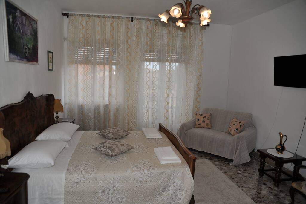 The biggest bedroom 24mQ. View from entrance