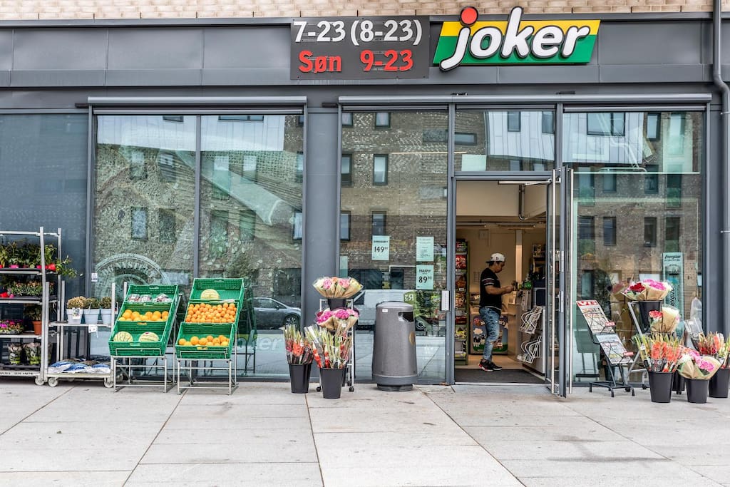 Sunday open grocery store as your nearest neighbour