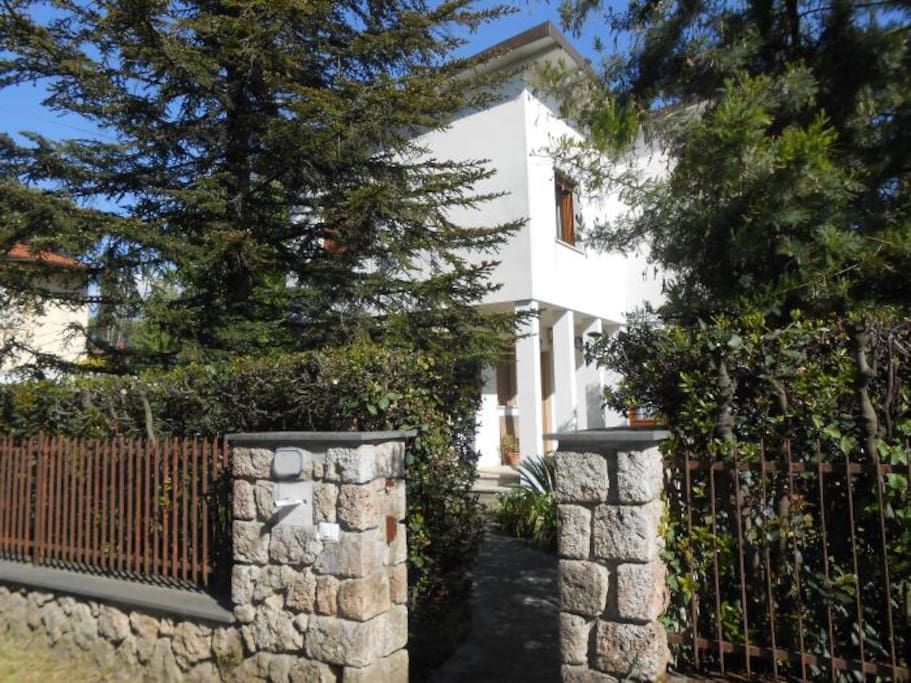 ingresso dalla strada e veduta villetta