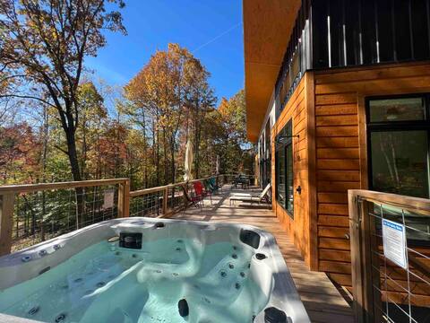 Hip in The TreeTops 10 wooded acres /King Size Bed