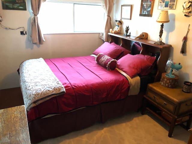 Clean, Comfy room # 1 at fun Villa Britton.