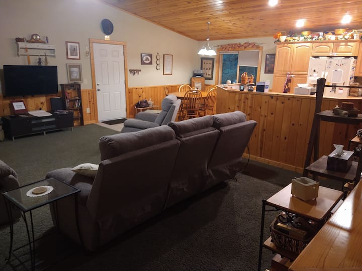 Dera e garazhit dhe dhomës së ngrënies.