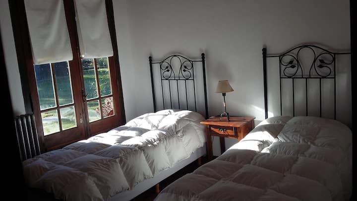 Dhomë gjumi me dy krevate tek.