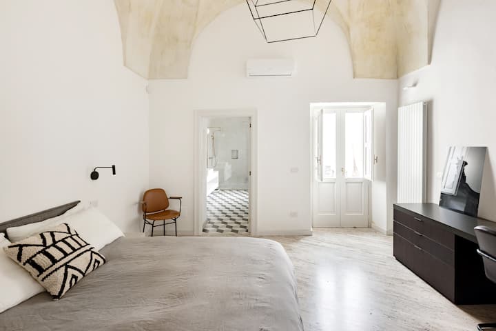 Dormitorio grande con cama tamaño king.
