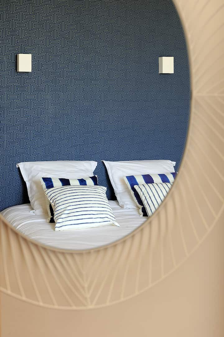 Das blaue Schlafzimmer und das Queensize-Bett