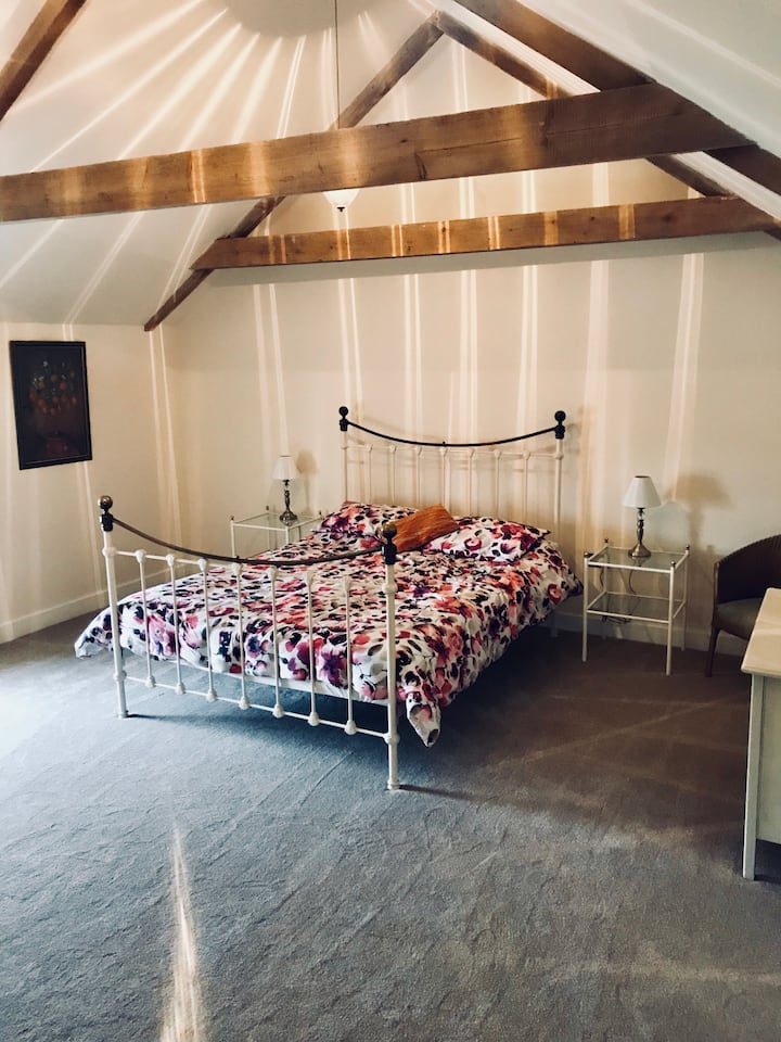 「Hayloft客房」-特大双人床，带套房