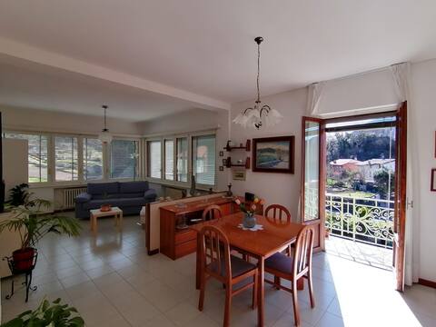 Casa Rina, a bright apartment with a lake view