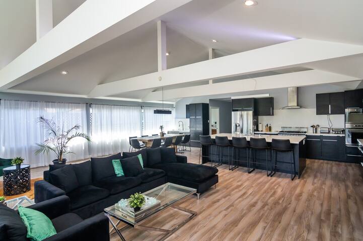 Luxury beautiful modern house in prime location gallery image 5