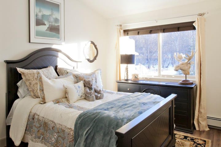 ห้องนอนที่สองพร้อมเตียงคู่ที่เก็บของและตู้เสื้อผ้า