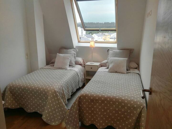 Спална соба со два кревета