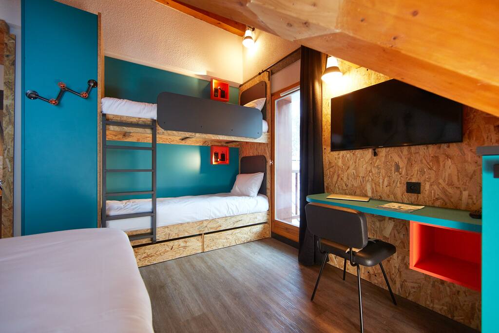 La chambre est équipée d'un coin bureau et d'une TV