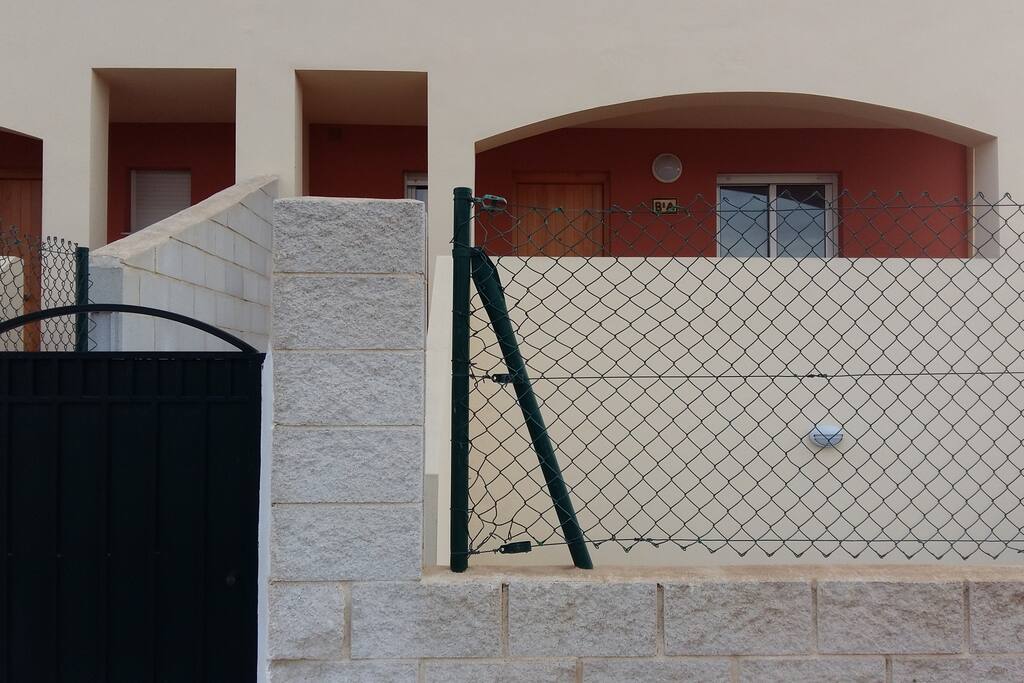 entrada directa desde la urbanización , cerrada y vigilada