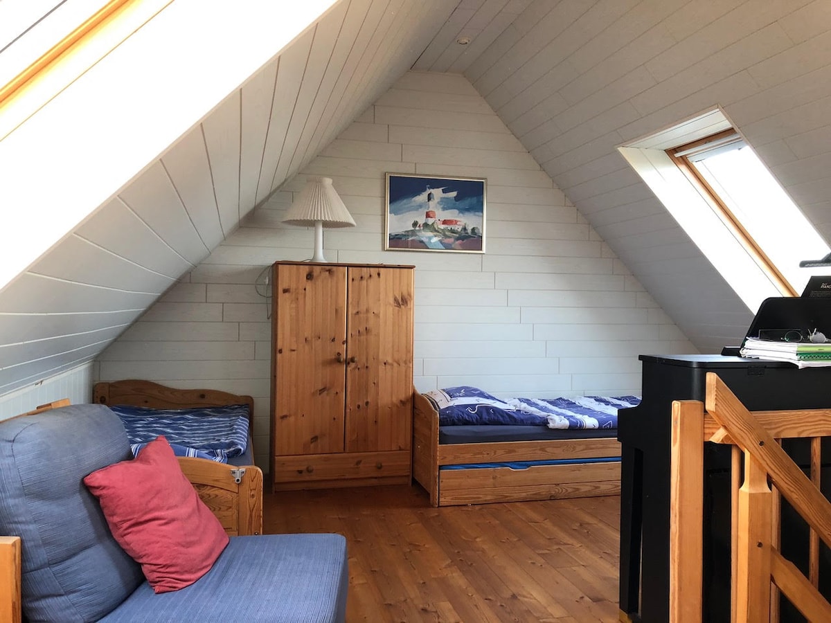 Im Dachgeschoss befinden sich drei weitere Betten (1 Hochbett)