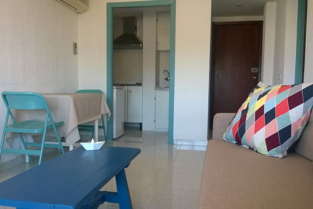 Salón con cocina abierta