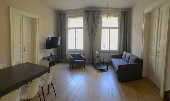 ห้องนั่งเล่นพร้อมพื้นที่รับประทานอาหาร