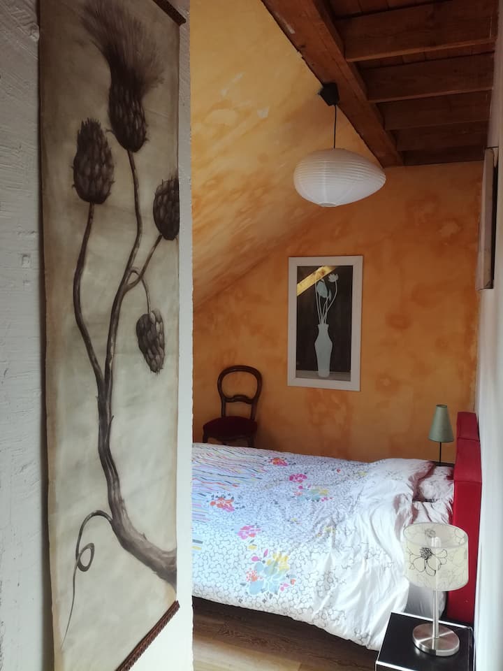 卧室2配有双人床2楼