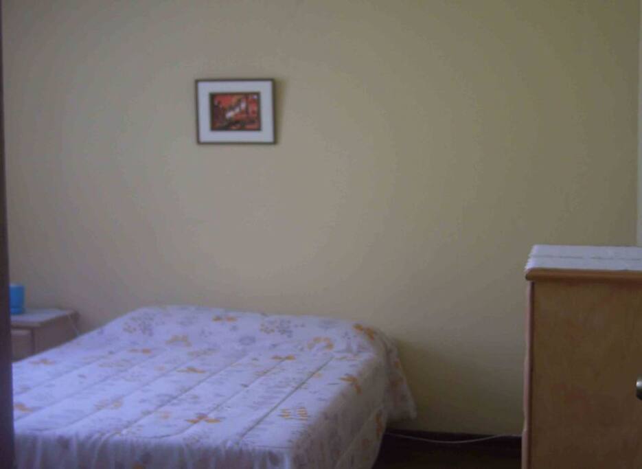 Habitación con una cama doble, y totalmente amoblada, muy luminosa y acogedora.