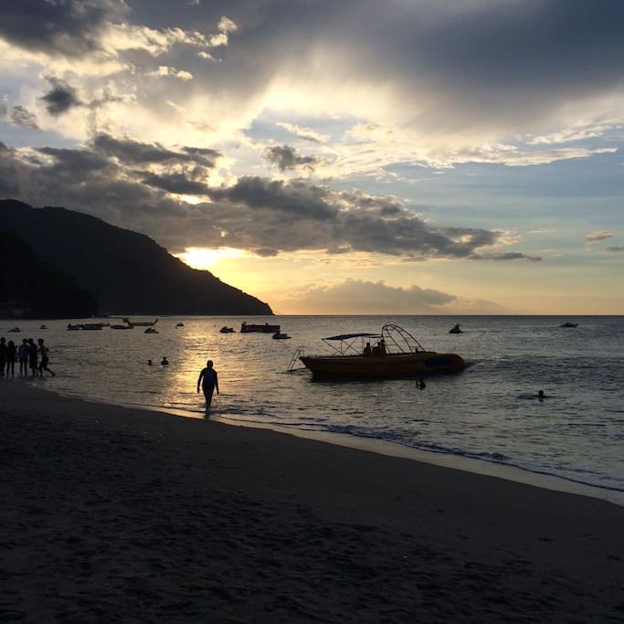 This is one of the many breathtaking views you will see in White Beach. A lot of locals and foreigners alike appreciate the view, the wind, the sunset, and the sea.