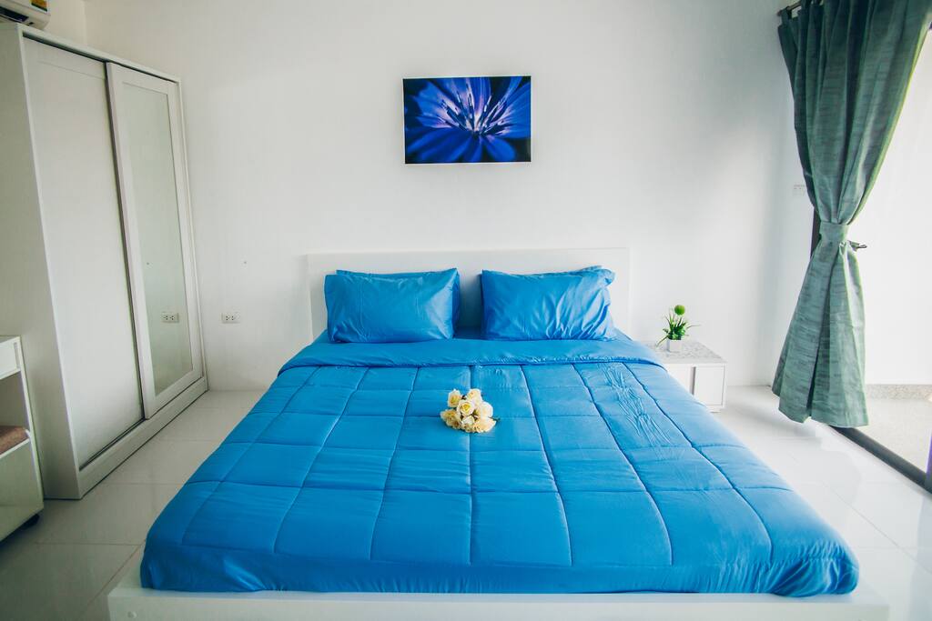 Bed:King-size.