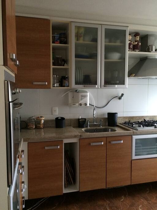 cozinha completa, inclusive utensílios e panelas