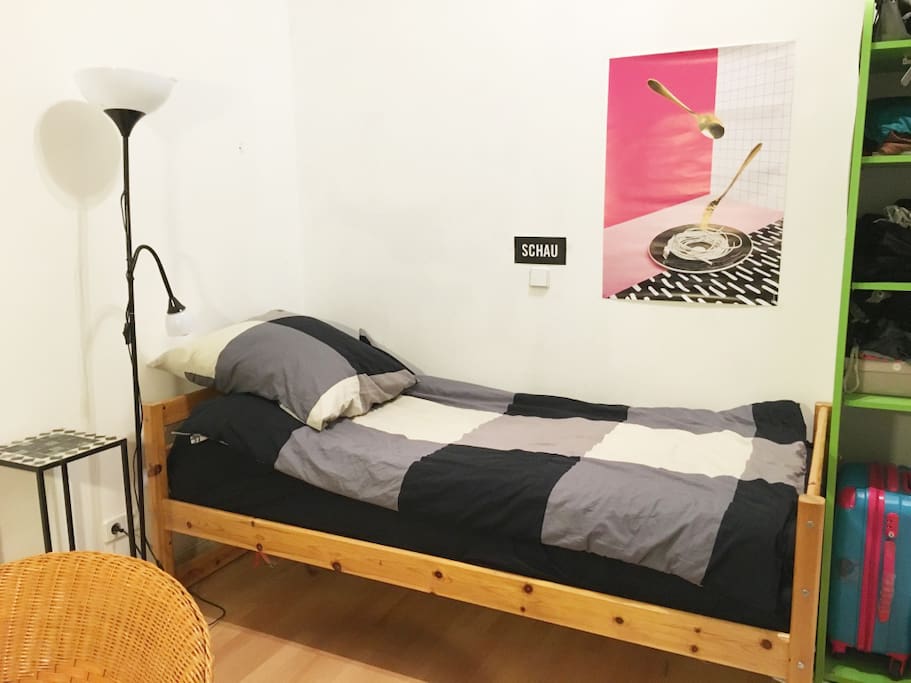 Einzelbett Massivholz mit Lattenrost und Matratze