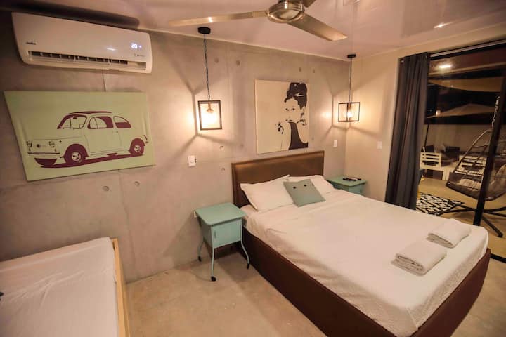 Dhoma 2 
Për 4 katër persona 
1 krevat dopio "queen"
2 krevate tek 