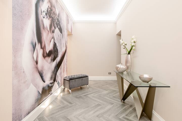 Luxurious Luma Suite Overlooking Via Veneto gallery image 2