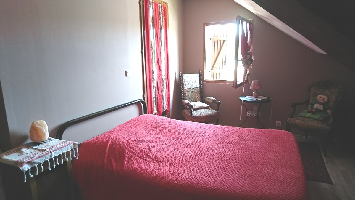 חדר שינה בעליית הגג עם מרפסת