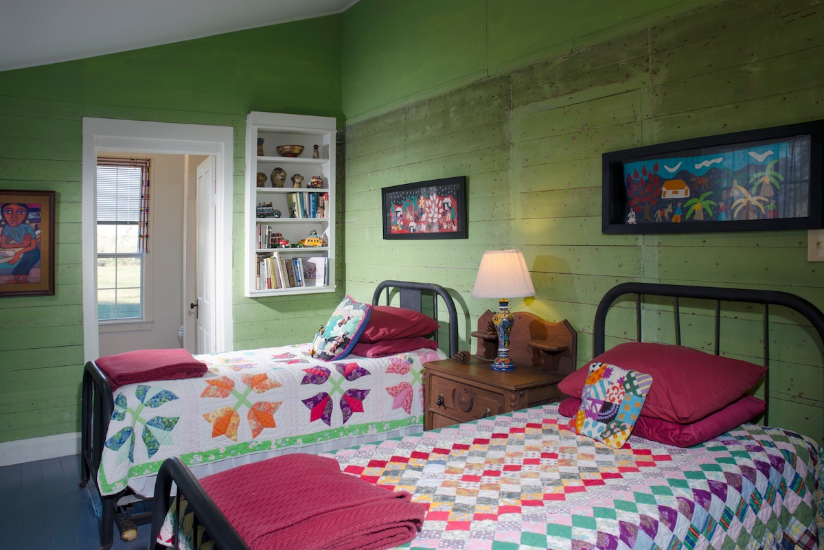 La suite General Zaragoza, nommée d'après un héros local pour lequel le Cinco de Mayo honore, dispose de taches végétales sculptées à la main sur ses murs, de deux lits jumeaux et d'une baignoire/douche dans sa salle de bain privée. Qui n'aime pas une courtepointe confortable ?